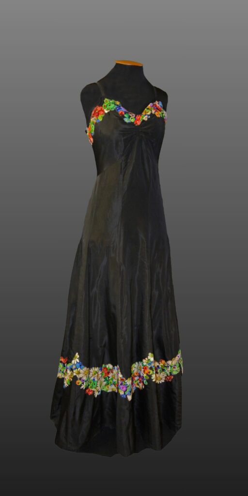 Black silk faille, this 1930s gown